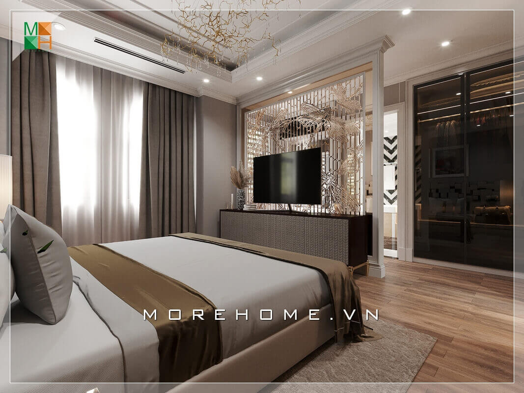 Nội thất phòng ngủ mang phong cách tân cổ điển pha chút hiện đại là sự kết hợp ăn ý giữa việc lựa chọn nội thất của chiếc giường khung gỗ hiện đại và tinh tế khi được đặt gần ngay cửa kính trượt ban công đẹp, rộng rãi hiện đại để đón ánh nắng tự nhiên của thiên nhiên. Thiết kế phòng ngủ chung cư